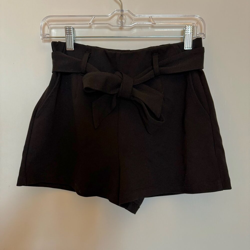 Forever 21 Black Relaxed Belted Shorts - Size Small